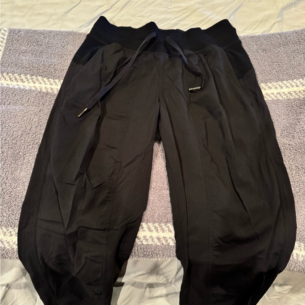 Dance Studio Mid-Rise LuLuLemon Black Joggers Size 4